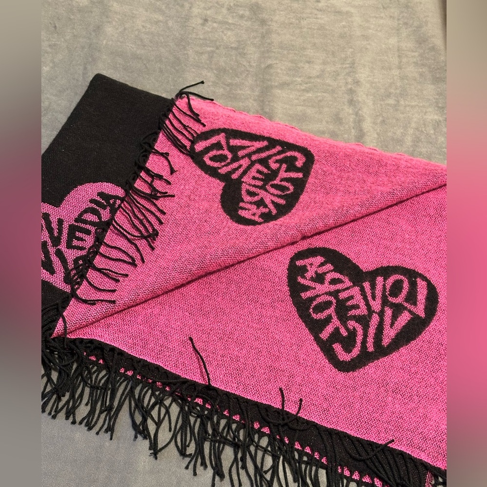 Victoria’s Secret Throw
Size 62x104